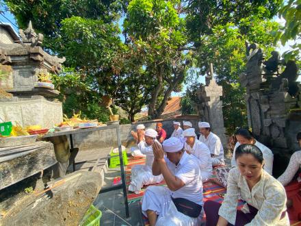 Persembahyangan Bersama ring Padmasana Kantor Perbekel Sembiran